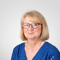 A headshot image of Sarah Derbyshire.