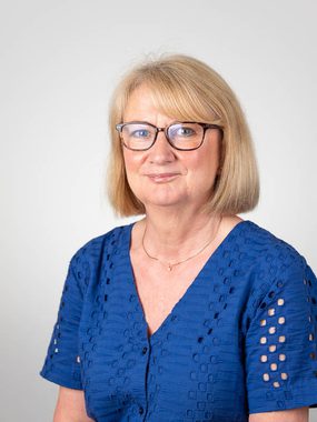 A headshot image of Sarah Derbyshire.